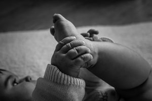 détails bébé en noir et blanc
