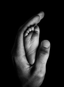 photographie noir et blanc petit pieds