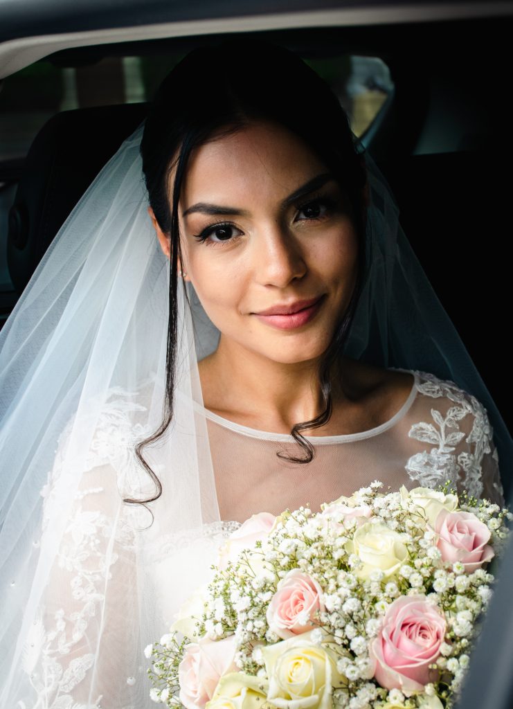 mariée avec son bouquet