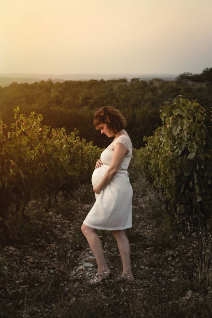 femme enceinte dans la nature