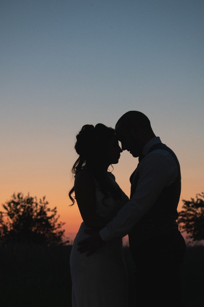 couple au coucher de soleil