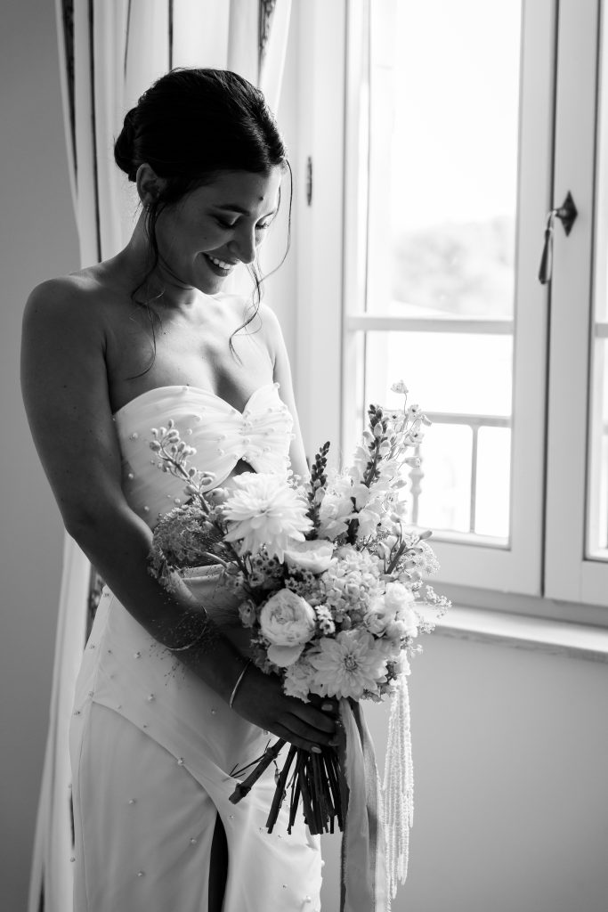 mariée en noir et blanc